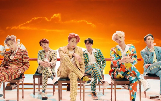 Bóc giá loạt đồ đắt đỏ đầy màu sắc của nhóm BTS trong siêu phẩm MV từng gây sốt mang tên 'Idol' Ảnh 2