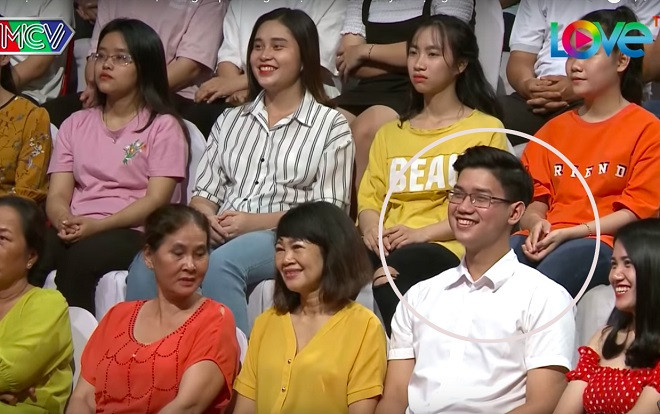 Anh trai đi 'hẹn hò' nhưng em trai mới là người khiến khán giả chú ý vì vẻ ngoài điển trai Ảnh 2