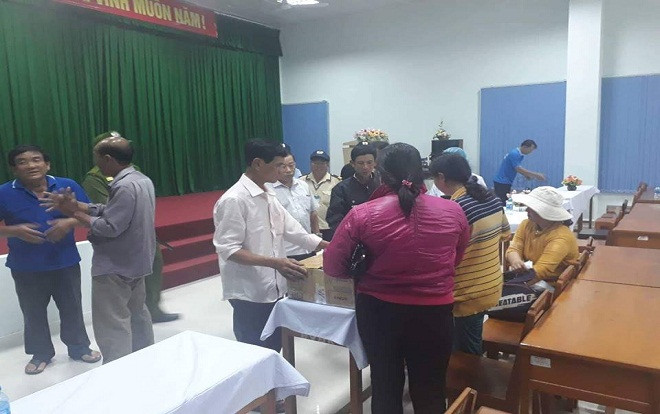 Hàng chục người thân ôm 2 thai nhi chết lưu trong bụng mẹ quay lại bệnh viện đòi làm rõ nguyên nhân Ảnh 2