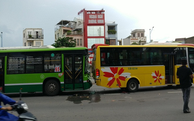 Xe buýt nát đầu sau va chạm liên hoàn giữa 4 ô tô trước hầm chui An Sương Ảnh 2