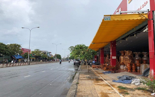 Đã bắt được 2 đối tượng trong băng nhóm giật túi xách bất thành quay ra đâm 2 vợ chồng chủ cửa hàng trọng thương Ảnh 2