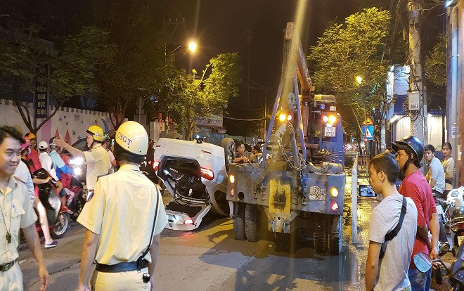 Đường Nguyễn Tất Thành tê liệt vì ô tô lật ngửa sau cú đâm kinh hoàng Ảnh 2