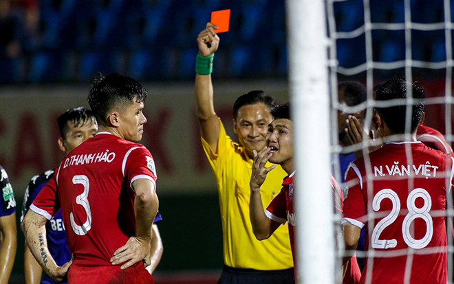 Nhiều vấn đề ở công tác trọng tài, đã đến lúc V-League cần sử dụng công nghệ V.A.R? Ảnh 2