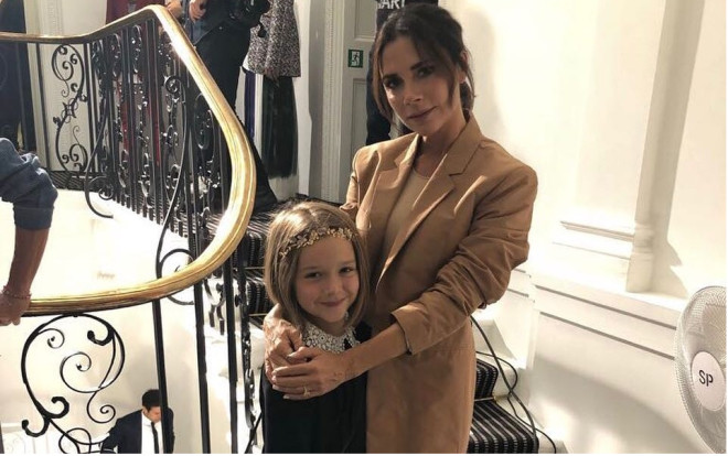 Tình như nhà Beck: Đang trong show thời trang, Victoria vẫn tranh thủ hôn chồng con trên ghế khách mời Ảnh 2