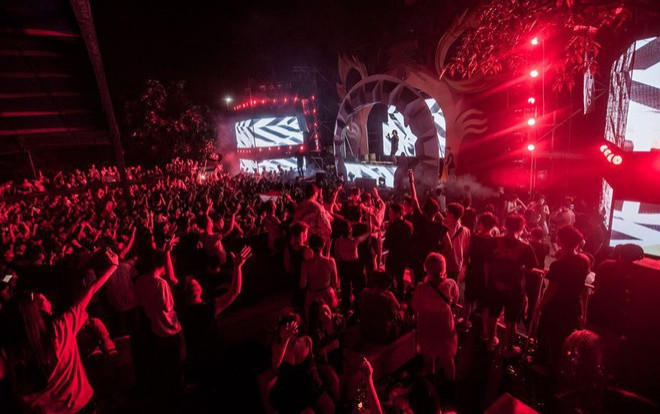 Không khí sôi động bên trong lễ hội âm nhạc tại Hồ Tây trước khi xảy ra vụ nghi sốc thuốc 7 người tử vong Ảnh 2