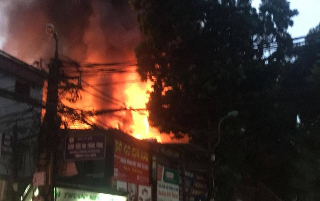 Nhiều căn nhà trên phố Đê La Thành bốc cháy dữ dội, khói đen bao trùm một góc trời Hà Nội Ảnh 2