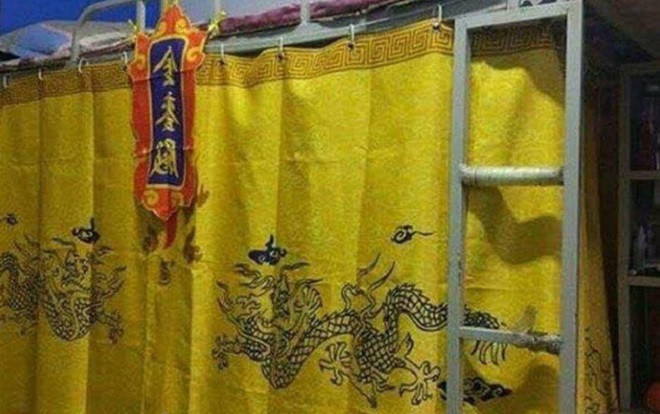 Nhờ đúng 'mọt phim' Diên Hi Công Lược đi mua rèm, anh chàng nhận về toàn 'rồng bay phượng múa' Ảnh 2