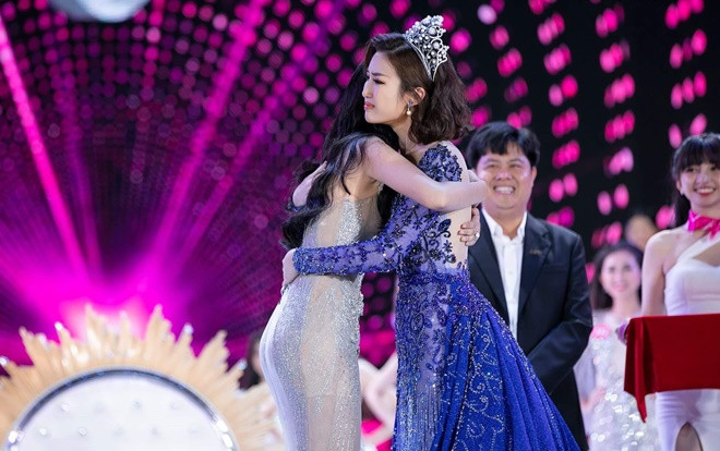 Đỗ Mỹ Linh lý giải vì sao lại bật khóc khi lên sân khấu trao vương miện cho Trần Tiểu Vy Ảnh 2