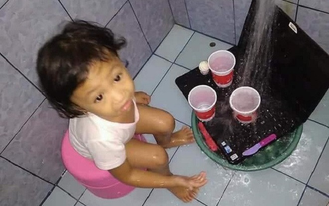 Gương mặt hoang mang của bé gái khi bị mẹ bắt gặp mang laptop ra chơi đồ hàng lại còn hăng hái 'rửa' khiến dân mạng cười vỡ bụng Ảnh 2