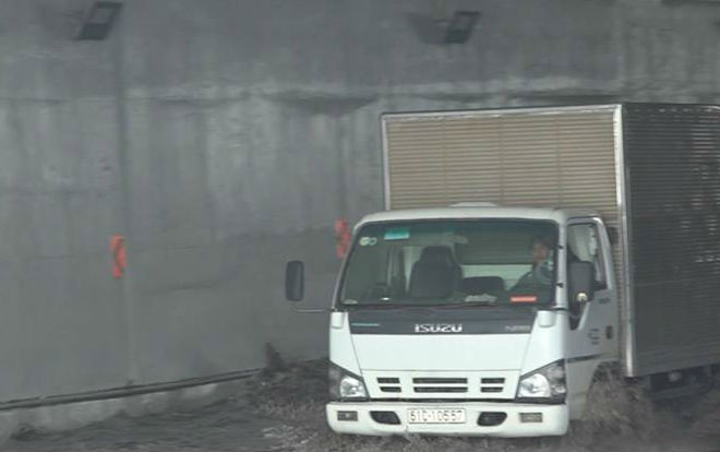 Hầm chui Mỹ Thủy bị ngập khiến hàng loạt ô tô ngâm nước, cơ quan chức năng nói gì? Ảnh 2