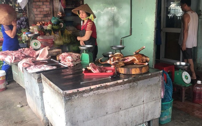 Kiểm tra khu chợ kinh doanh thịt thú nuôi nổi tiếng Sài Gòn, tiểu thương nháo nhào ôm thịt chó tháo chạy Ảnh 2
