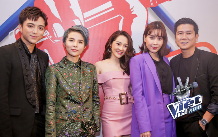 Giọng hát Việt nhí 2018 nô nức ghi hình vòng Đối đầu: Sao chỉ còn 5 huấn luyện viên? Ảnh 2