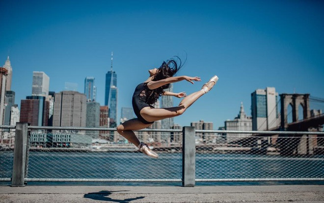 Gặp cô gái trong bộ ảnh múa ballet đẹp say lòng trên đường phố Mỹ gây sốt mạng: 15 tuổi đã tỏa sáng rực rỡ Ảnh 2