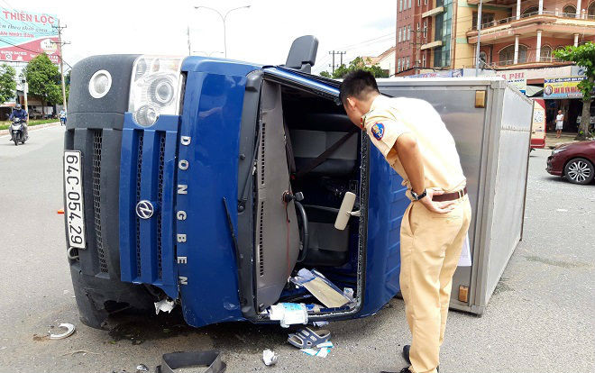 Xe chở dúi ‘đại náo’ quốc lộ ở Bình Dương, 1 người bị thương Ảnh 2