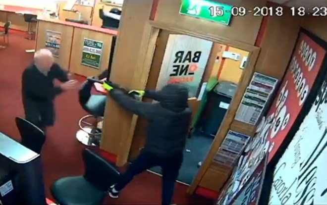 Cụ ông 85 tuổi tay không hạ gục 3 tên cướp có vũ khí Ảnh 2