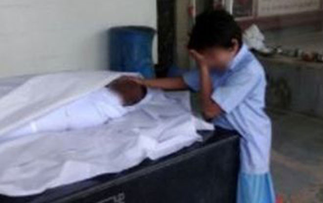 Bức ảnh cậu bé khóc trước thi thể cha gây xúc động, nhận về hơn 43.000 USD quyên góp trong 24 giờ Ảnh 2