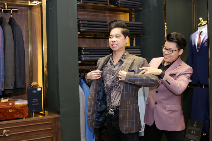 Quán quân 'Thần tượng Bolero' Duy Cường được cha nuôi Ngọc Sơn dẫn chọn trang phục trước ngày tổ chức Liveshow