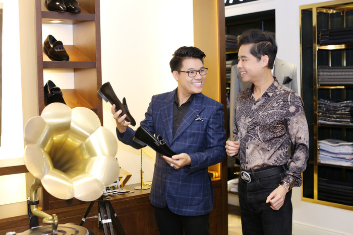 Quán quân 'Thần tượng Bolero' Duy Cường được cha nuôi Ngọc Sơn dẫn chọn trang phục trước ngày tổ chức Liveshow
