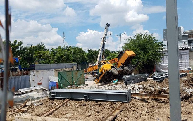 Vụ cần cẩu công trình bị lật giữa đường ở Sài Gòn: Công trình xây dựng không có giấy phép Ảnh 2