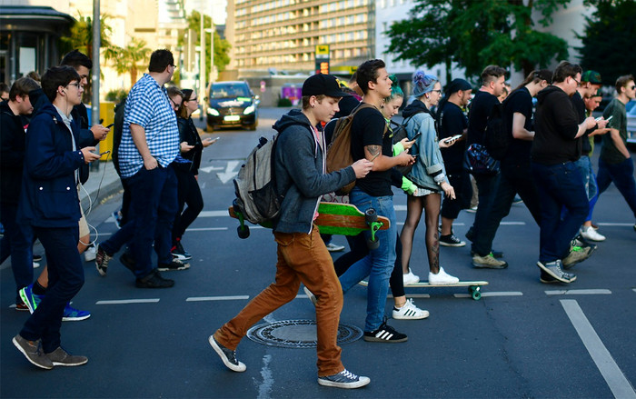 Thói quen dùng điện thoại kiểu này sẽ khiến bạn chẳng khác nào người già 80 tuổi Ảnh 2