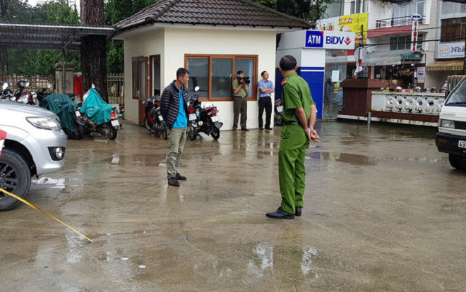 Cảnh sát bảo vệ ngân hàng bị đấm vào mặt, chửi bới khi nhắc nam thanh niên đậu xe đúng vị trí Ảnh 2