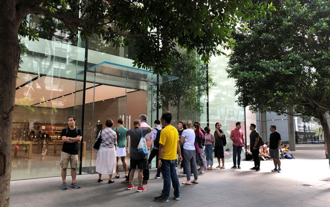 Xếp hàng sớm để đợi mua iPhone XS ở Singapore, người Việt bị giải tán Ảnh 2