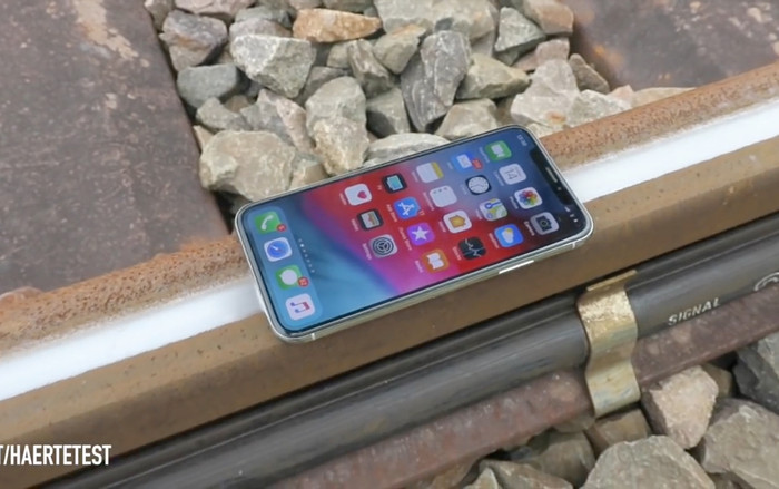 Thử cho tàu hỏa cán qua iPhone XS và cái kết không thể đắng hơn Ảnh 2