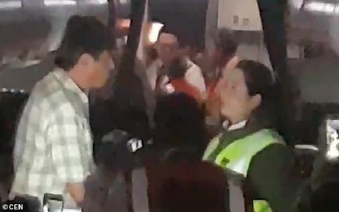 Máy bay về điểm xuất phát sau 30 phút cất cánh vì hành khách than quá nóng Ảnh 2