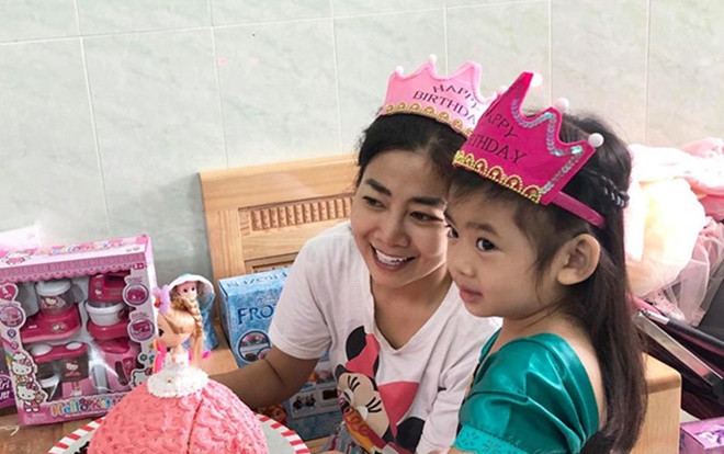 Các mạnh thường quân giúp đỡ Mai Phương để mở sổ tiết kiệm cho bé Lavie Ảnh 2