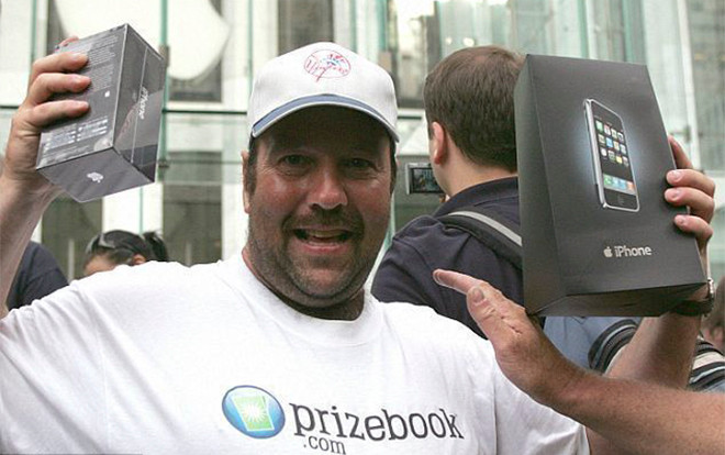 Đây là người mua iPhone đầu tiên trong lịch sử, câu chuyện đằng sau sẽ khiến bạn cười ngất Ảnh 2