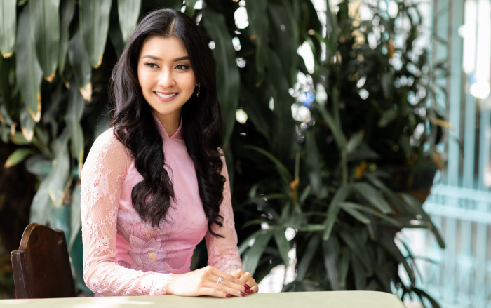 Mỹ nhân từng 'đánh bại' Thùy Dung xuất hiện tại Việt Nam xinh ngất ngây khiến fan mê mẩn Ảnh 2