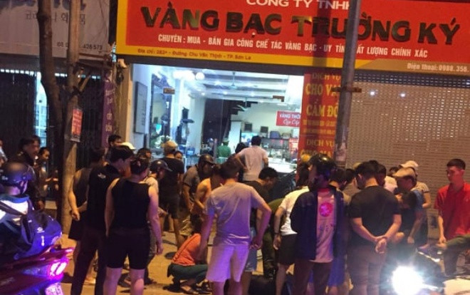 Đã bắt được cả 3 đối tượng đi ô tô mang theo súng xông vào tiệm vàng ở Sơn La Ảnh 2