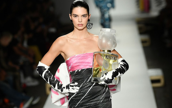 Kendall Jenner tất bật chạy show sau lùm xùm lộ ảnh khỏa thân Ảnh 2