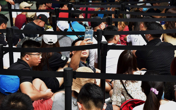 Người xếp hàng mua iPhone để bán sang tay ngậm quả đắng vì thương lái chê không mua lại Ảnh 2