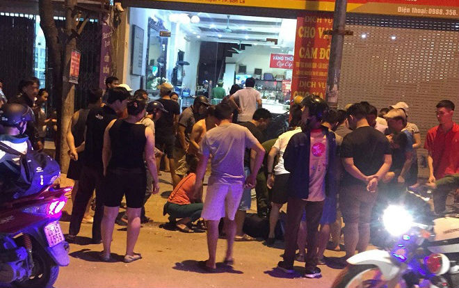 Hai giờ truy bắt 3 nghi phạm bịt mặt mang súng xông vào tiệm vàng cướp tài sản ở Sơn La Ảnh 2