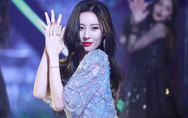 Hậu vào nhập viện, Sunmi vượt mặt BTS và xuất sắc ẵm cup thứ 4 tại 'Music Bank' Ảnh 2