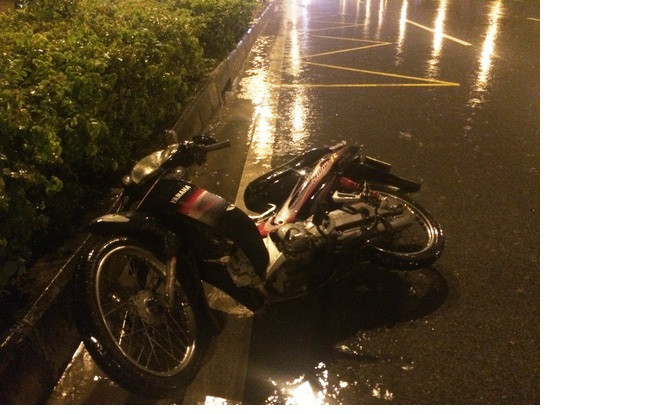 Tài xế xe máy tự đâm vào dải phân cách vì vừa chạy xe vừa ngoái lại chửi bới ô tô Ảnh 2