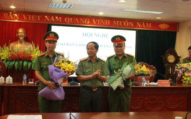 Khen thưởng tập thể, cá nhân phá án vụ hai nghi phạm giết tài xế cướp ô tô rồi ném xác xuống đèo Thung Khe Ảnh 2