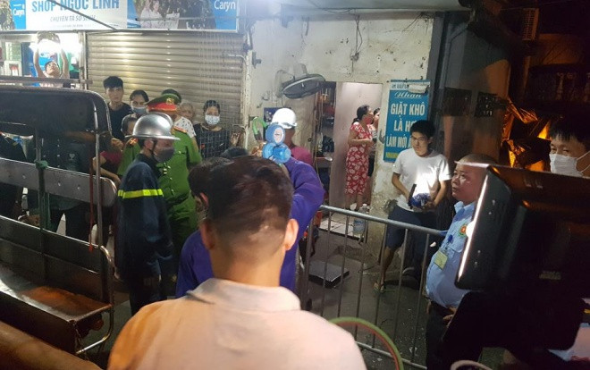 Hai thi thể người lớn bị vùi lấp tại khu nhà trọ giá 15.000 đồng của ông Hiệp ‘khùng’ là 1 cặp vợ chồng Ảnh 2