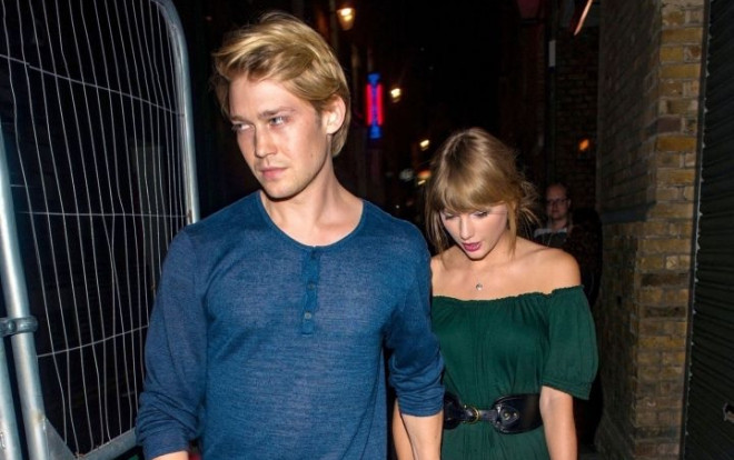 Joe Alwyn đã nói về mối quan hệ với Taylor Swift rồi: 'Mẹ rắn' tung nhạc mới đắm chìm tình yêu đi nào! Ảnh 2
