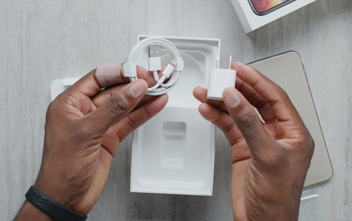 Bán iPhone Xs và iPhone Xs Max rẻ nhất cũng cả nghìn đô nhưng Apple lại keo kiệt với người dùng từng tí một Ảnh 2