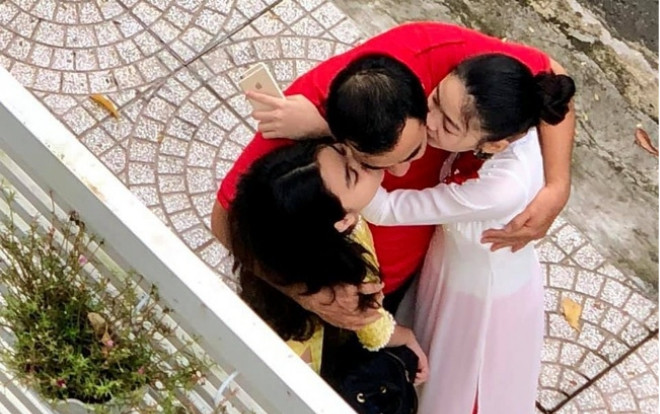 Quyền Linh bị vợ 'chụp lén' hôn đến tận 2 cô gái cực xinh Ảnh 2