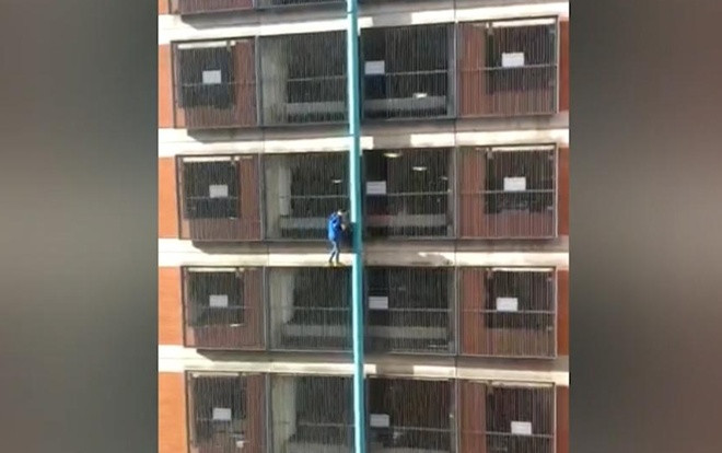 Tay không leo lên đỉnh bãi đỗ xe 8 tầng, cô gái khiến ai nấy kinh ngạc Ảnh 2