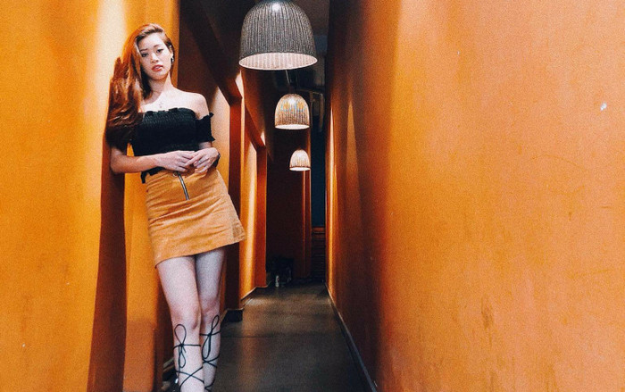 Siêu mẫu Bạc Khánh Vân diện váy ngắn khoe chân thon trắng muốt làm sáng bừng cả góc phố Ảnh 2