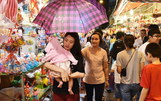 Đội mưa lớn, dân Sài Gòn đổ về phố lồng đèn Lương Nhữ Học để vui chơi Trung thu sớm Ảnh 2
