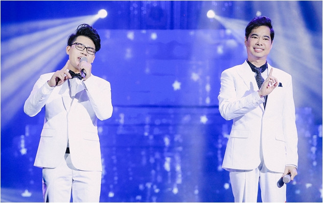 Khoảnh khắc đẹp: Duy Cường - Ngọc Sơn diện trang phục trắng tinh, xúc động trong đêm nhạc tri ân tình mẫu tử Ảnh 2