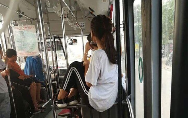 Nóng mắt với hình ảnh cô gái có tư thế ngồi khó đỡ trên xe buýt đông hành khách Ảnh 2