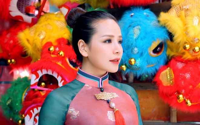 Á quân Thần tượng Bolero 2018 - Thúy Anh đẹp sắc sảo khi dạo phố Trung thu Ảnh 2