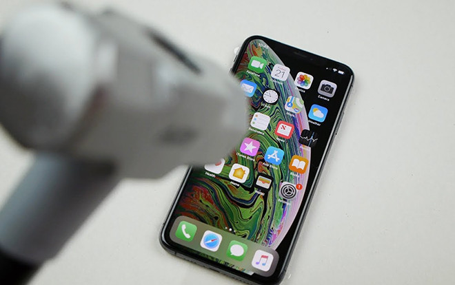 Thử độ bền iPhone Xs Max bằng dao và búa, kết quả sẽ làm bạn sửng sốt Ảnh 2