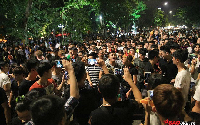 Hà Nội: Phố đi bộ ken đặc người đi chơi Trung thu Ảnh 2